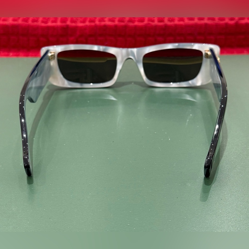 Gucci Fluo Rectangular Sunglasses in Shiny Black & Grey Solid. - Picture 4 of 6
